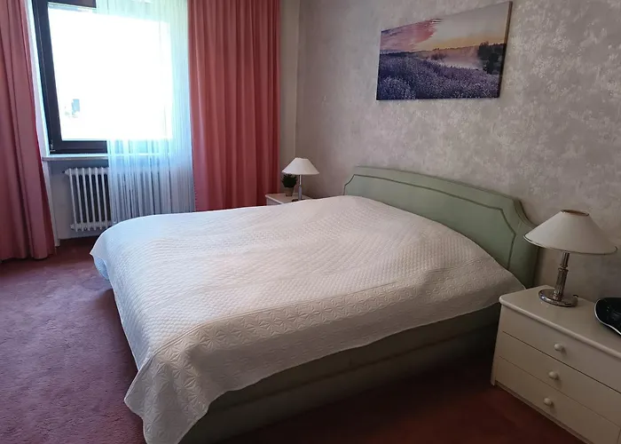 Zimmer Mit Sonnenaufgang, Kuehlschrank, Ventilator Und Ruhiger Innenhof Obergeschoss Bei Koberstein